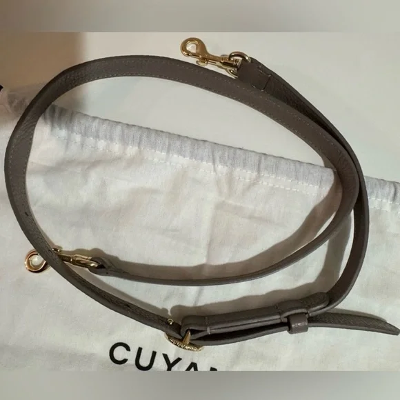 Cuyana 13” System Tote with laptop sleeve and adjustable strap - Picture 5 of 14